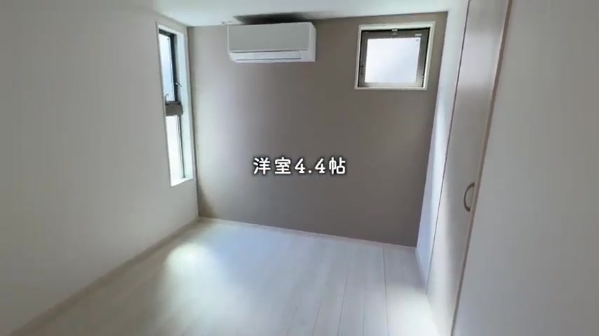 さいたま市北区の1LDKの南西向き窓で採光良好な4.4帖洋室とクローゼット(室内・外観の様子)