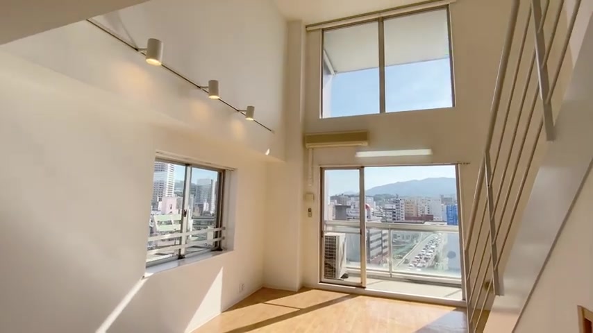 賃貸マンションの内見動画の吹き抜け（室内・外観の様子）