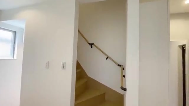 賃貸物件の内見動画の階段（室内・外観の様子）