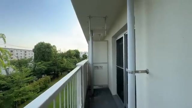 富田団地のバルコニー（室内・外観の様子）