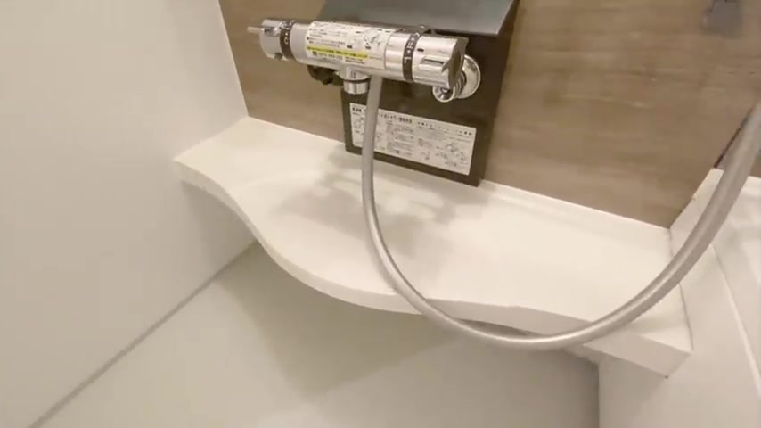 賃貸アパートの内見の浴室（室内・外観の様子）