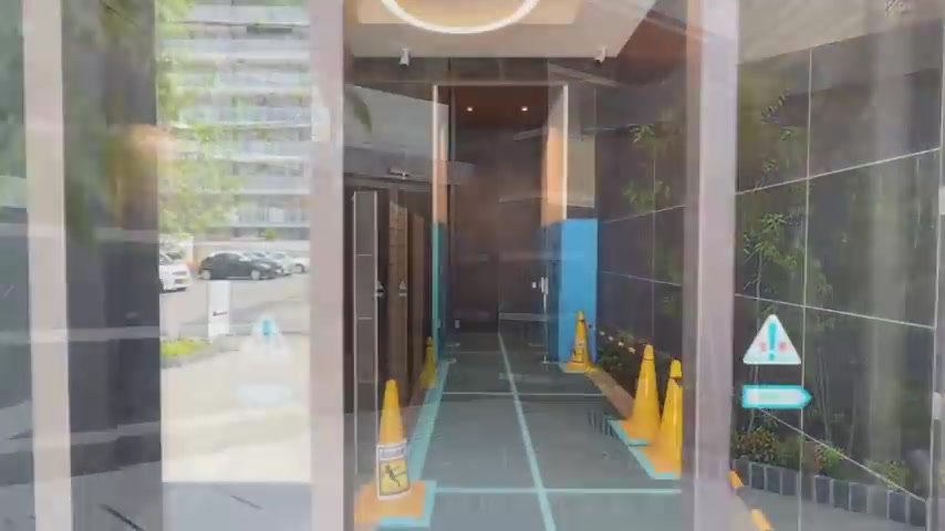 グランフォーレ小山城山町のエントランス（室内・外観の様子）