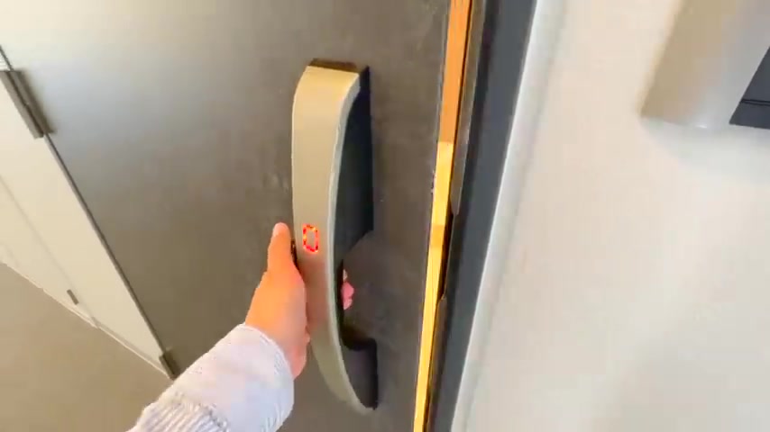 賃貸マンション内見の玄関（室内・外観の様子）