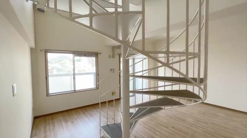 個性的な間取り×螺旋階段の螺旋階段&吹き抜け（室内・外観の様子）