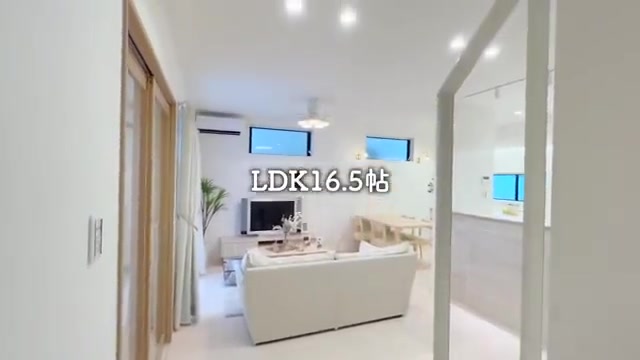 白で統一×巨大カップボード×カントリーテイストな家のリビングダイニング（室内・外観の様子）