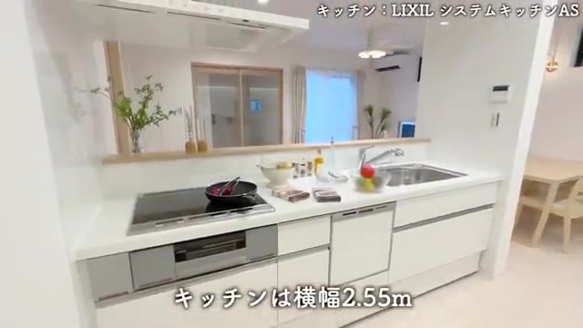 白で統一×巨大カップボード×カントリーテイストな家のキッチン（室内・外観の様子）