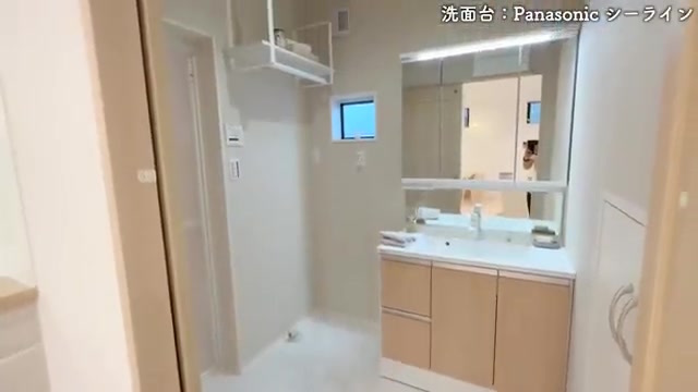 白で統一×巨大カップボード×カントリーテイストな家の洗面所（室内・外観の様子）