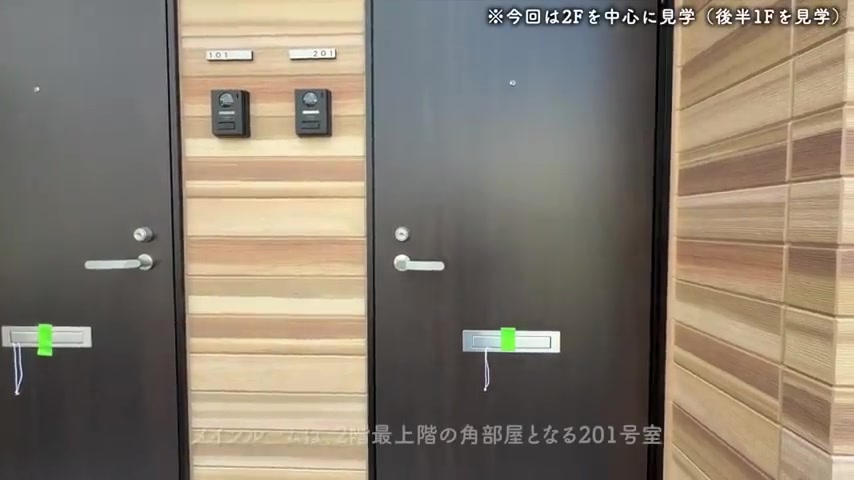 マースフルの可動棚付きシューズボックスと温水洗浄便座