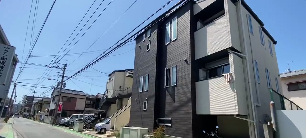 室内階段付きのデザイナーズ1LDK。ロフトではなくテラスハウス！？の内見動画 0:06の場面
