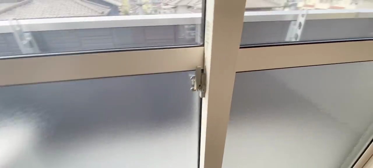 3方向に窓ありで明るく一人暮らしもOKの内見動画 7:18の場面