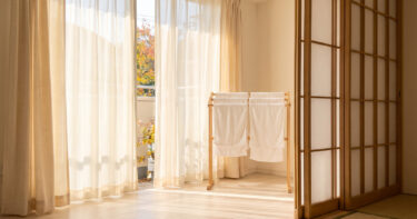 緑の多い団地の10月、カメムシはどこから入る？｜洗濯物・網戸・換気口、入り口ごとの防ぎ方と道具