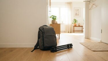 玄関に置いたカメラバッグと三脚