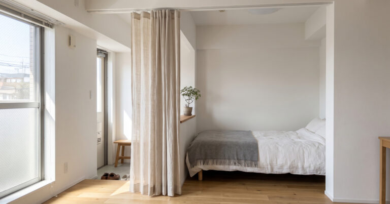 賃貸OKの間仕切り｜ワンルームの寝る場所と玄関を突っ張りカーテンで分ける