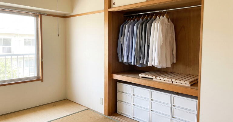 押入れのクローゼット化は賃貸でもできる｜穴を開けずにハンガーパイプと収納ケースで洋服をしまう