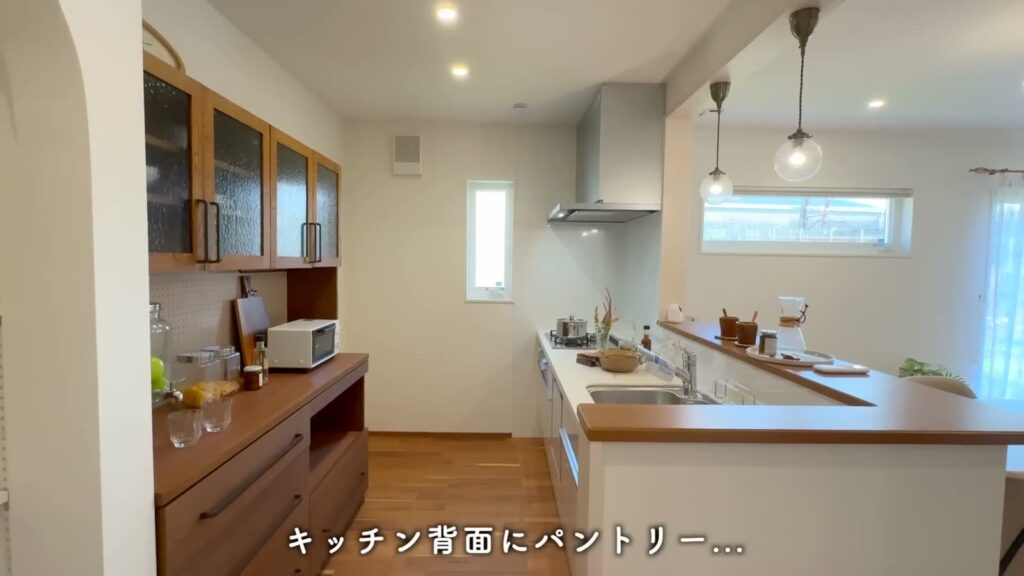 交野・私部西16号地 3LDK+SC+FC+WICのキッチンとパントリー