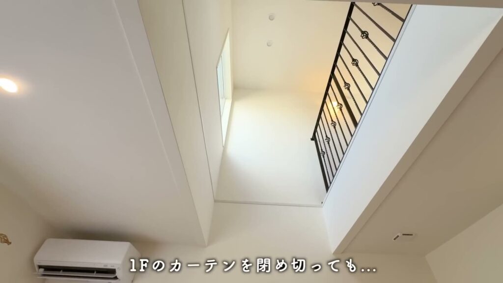交野・私部西16号地 3LDK+SC+FC+WICの吹き抜けの窓