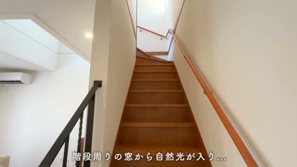 交野・私部西16号地 3LDK+SC+FC+WICの階段の窓