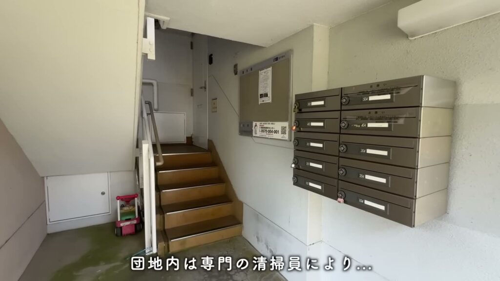 ひよどり台 2DKの階段室と郵便受け