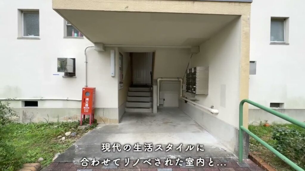 岩成台団地 1LDKの階段室の入口