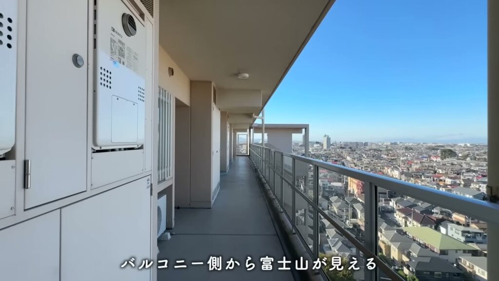 コンフォール鶴瀬 1LDK＋αの最上階の共用廊下