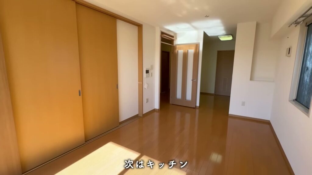 コンフォール鶴瀬 1LDK＋αのLDからキッチン方向