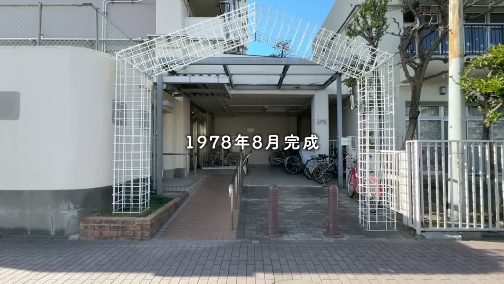 金町第二 2LDKの住棟の入口