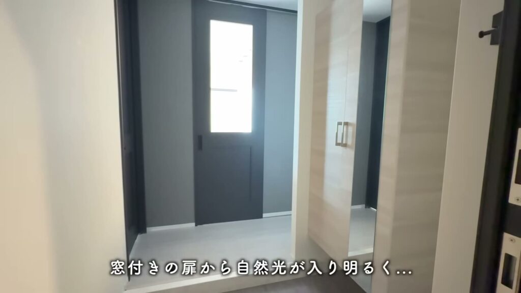 Sakura Terrace 1LDKの窓付きの扉