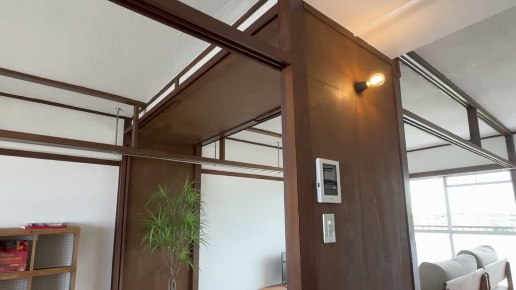 藤山台 1Kの鴨居と柱