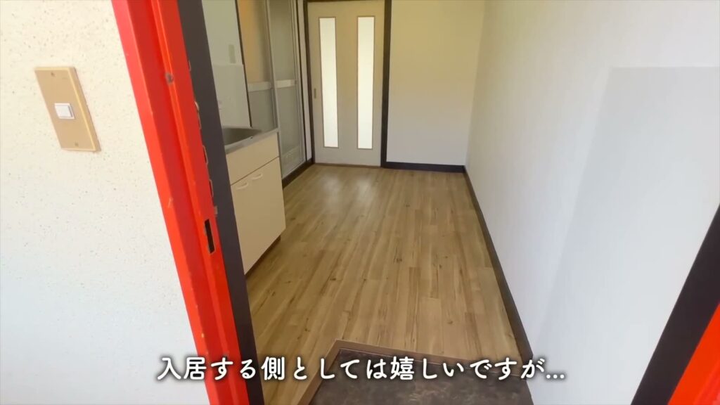オレンジハイツ 1Kの玄関からキッチン