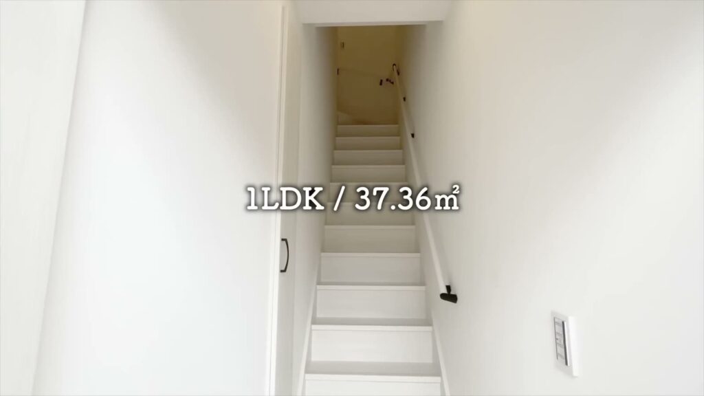 セミデタッチドハウス朝美 1LDKの階段