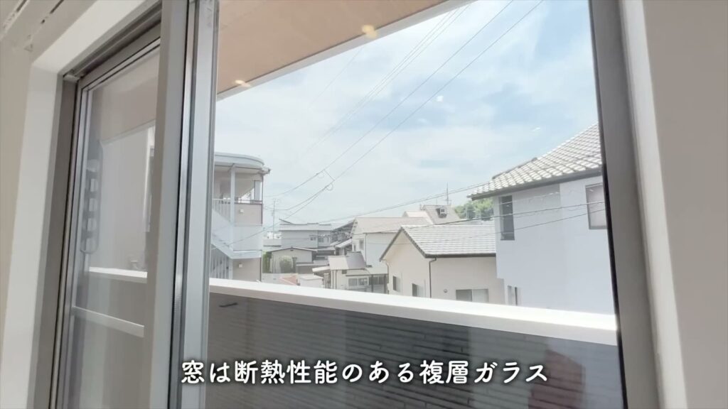 セミデタッチドハウス朝美 1LDKのバルコニーの窓