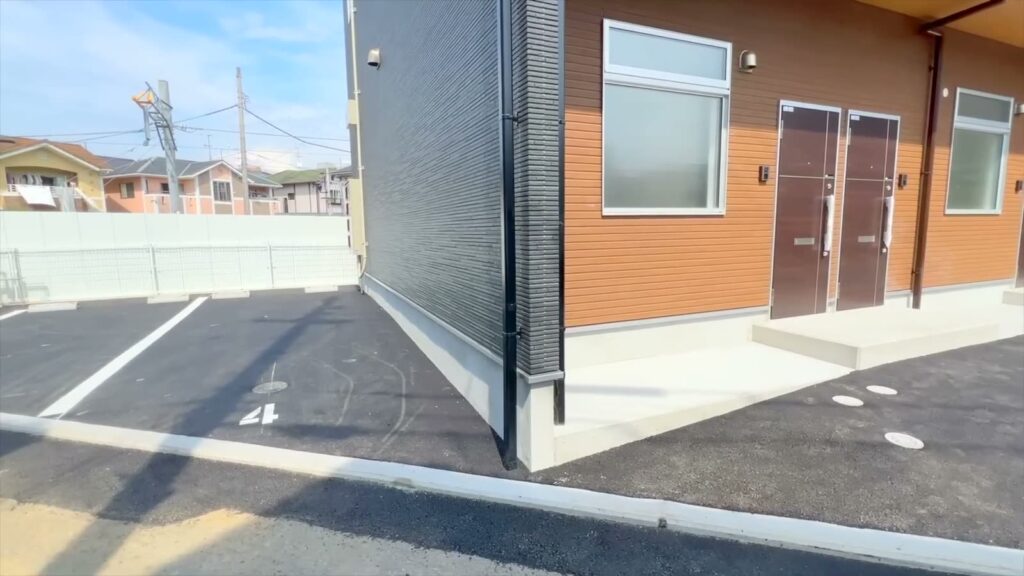セミデタッチドハウス朝美 1LDKの駐車場側