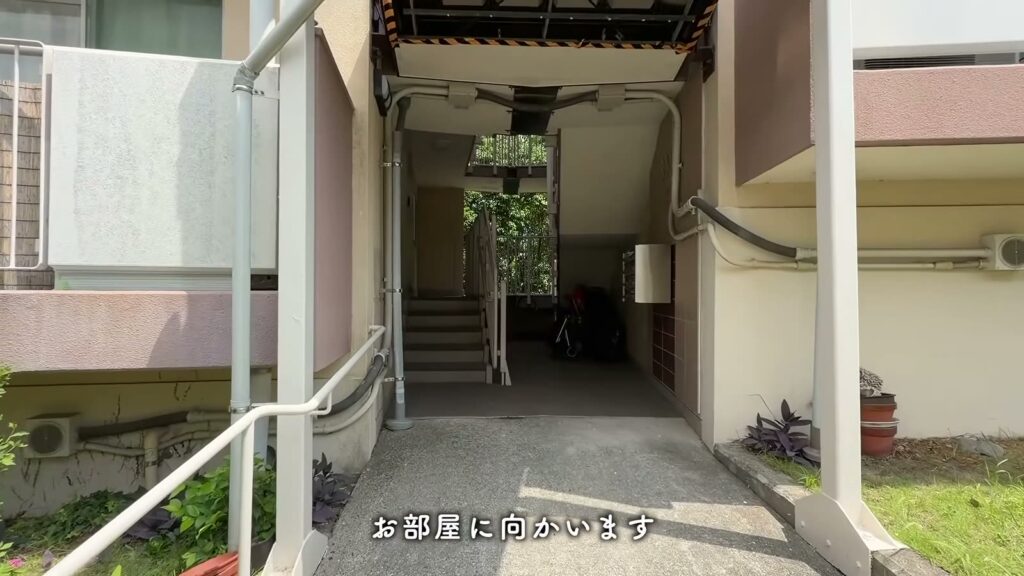 落合団地 2LDKの階段室の入口