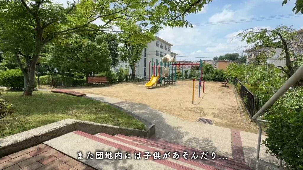 中登美第3 3DKの団地内の公園