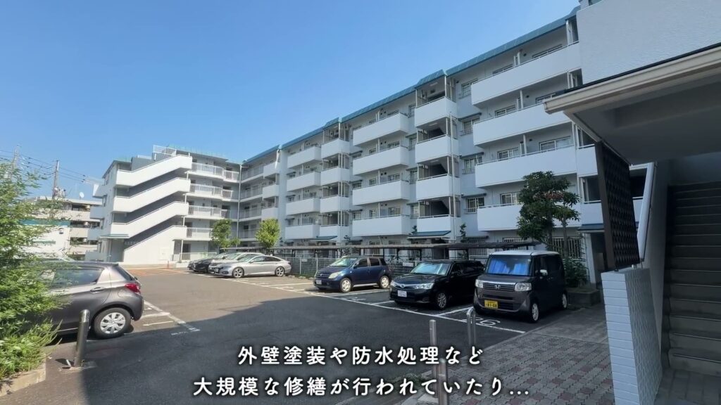 一社東 1LDKの住棟と駐車場