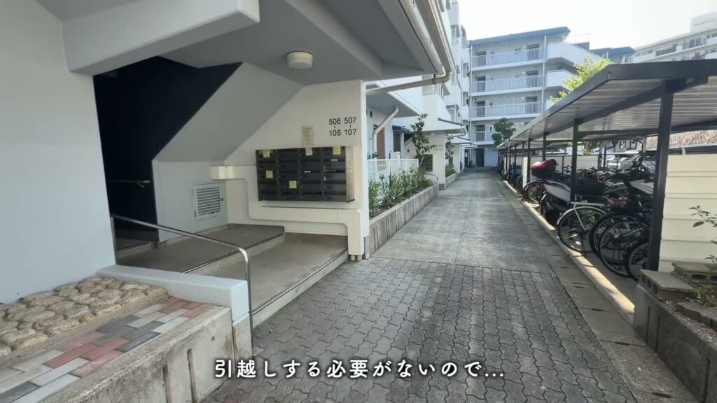 一社東 1LDKの階段室の入口