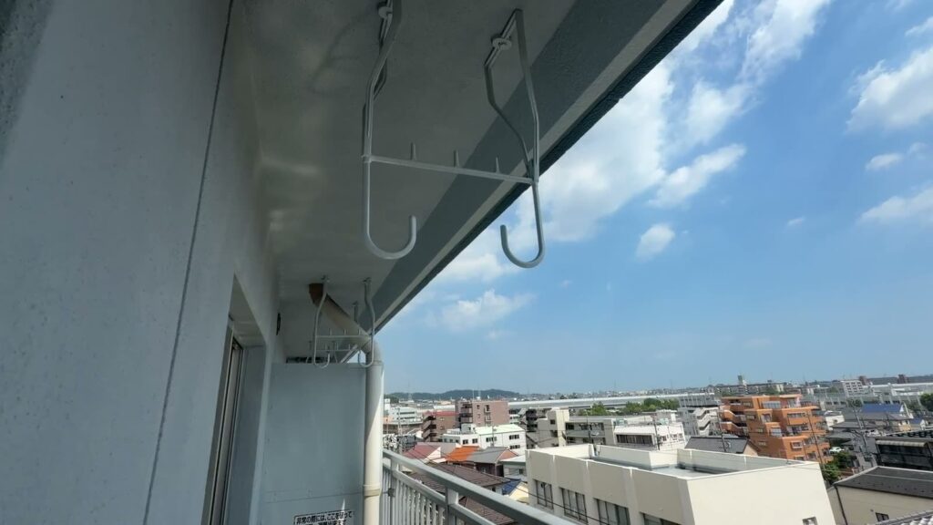 一社東 1LDKの物干し金具