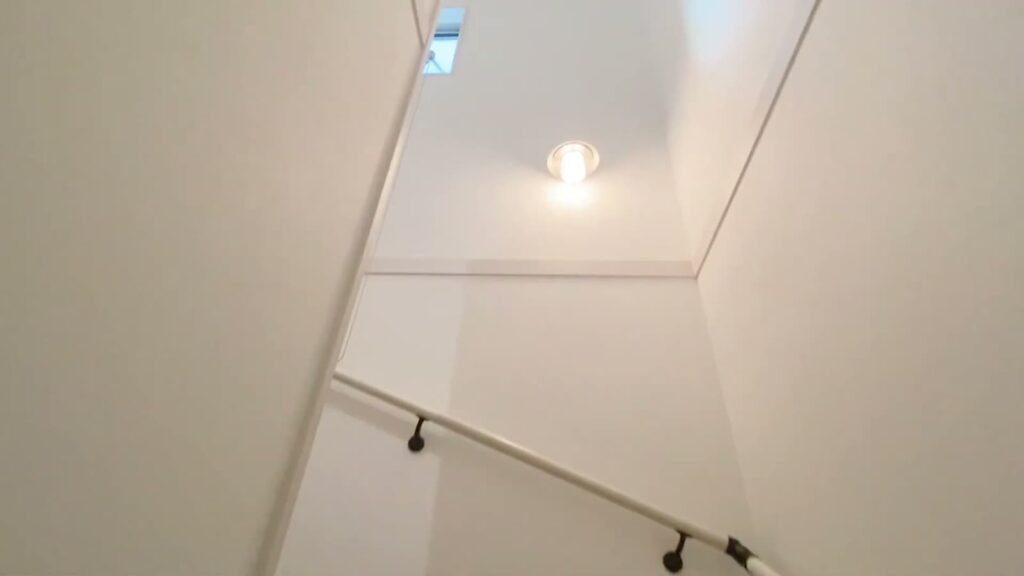 ルミナフォート寝屋川 池田2号地 3LDKの階段