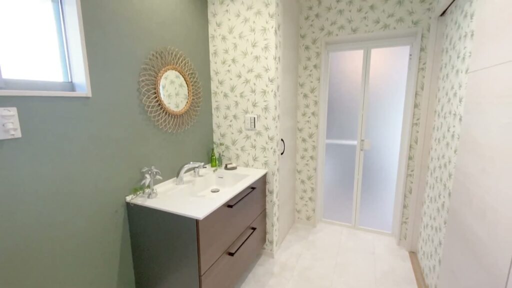 ルミナフォート寝屋川 池田2号地 3LDKのミラーと洗面台
