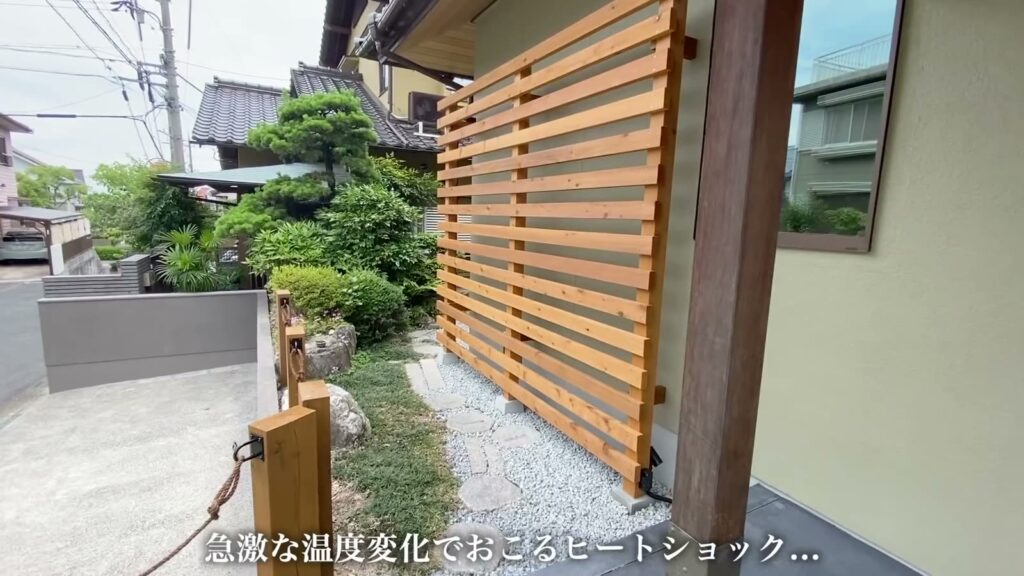 宮園の家 3LDKの木製ルーバー