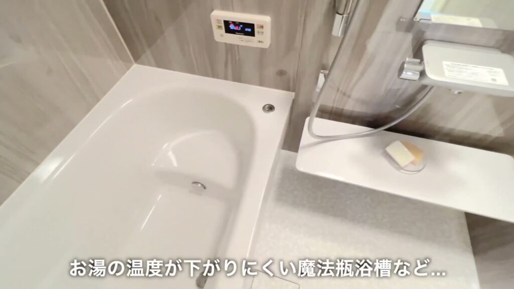 1LDKの浴槽と操作パネル
