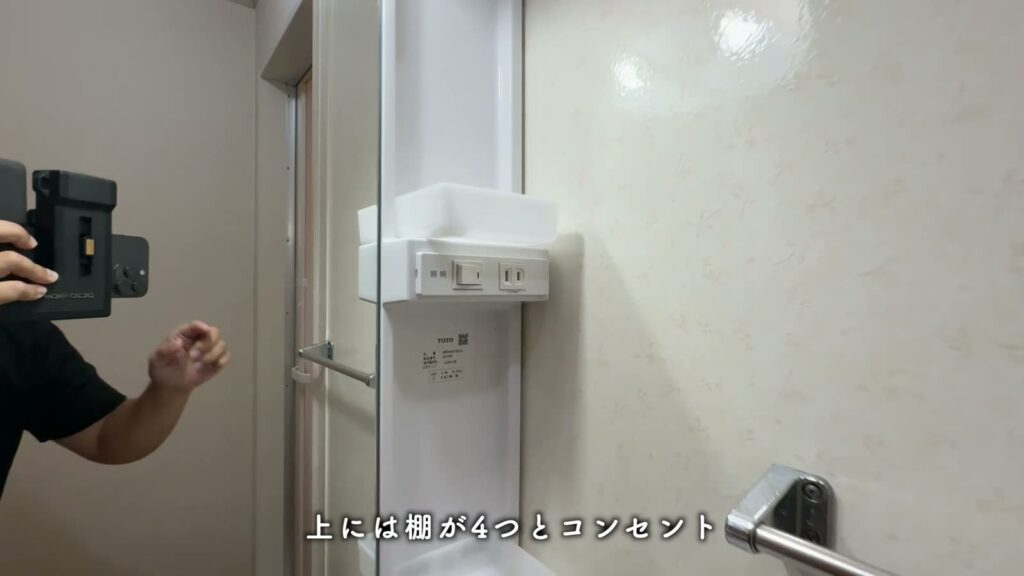 ヴィーブル石田 2LDKの鏡の上の棚