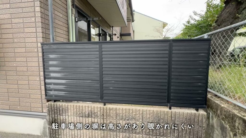 ヴィーブル石田 2LDKの駐車場側の塀