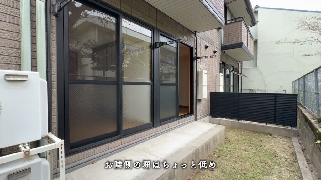 ヴィーブル石田 2LDKのお隣側の塀