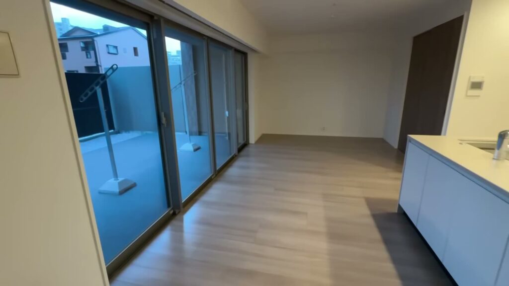 RJRプレシア別府駅前 4LDKのテラス側の窓