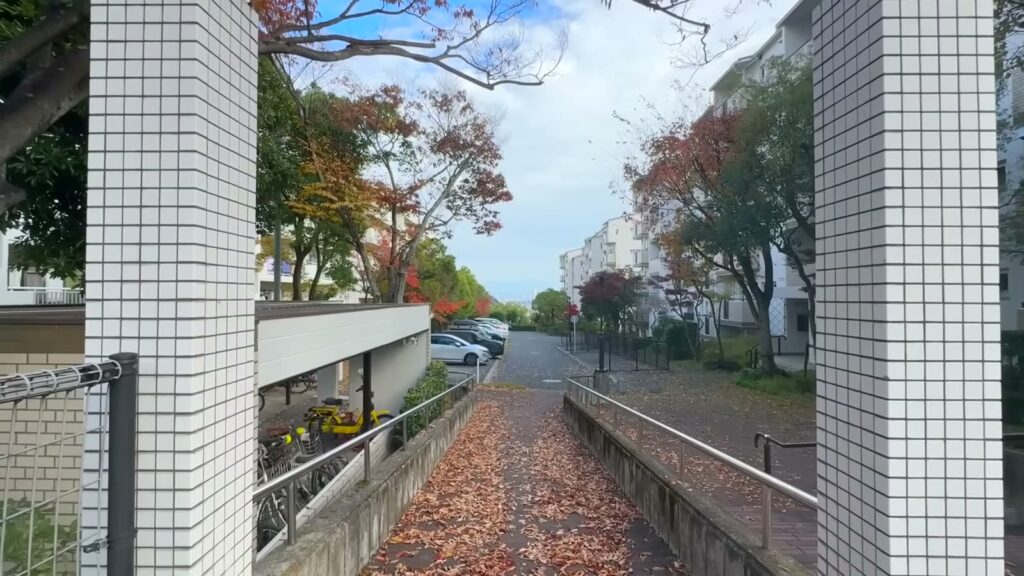 鈴が峰第六 3LDKの敷地内の遊歩道