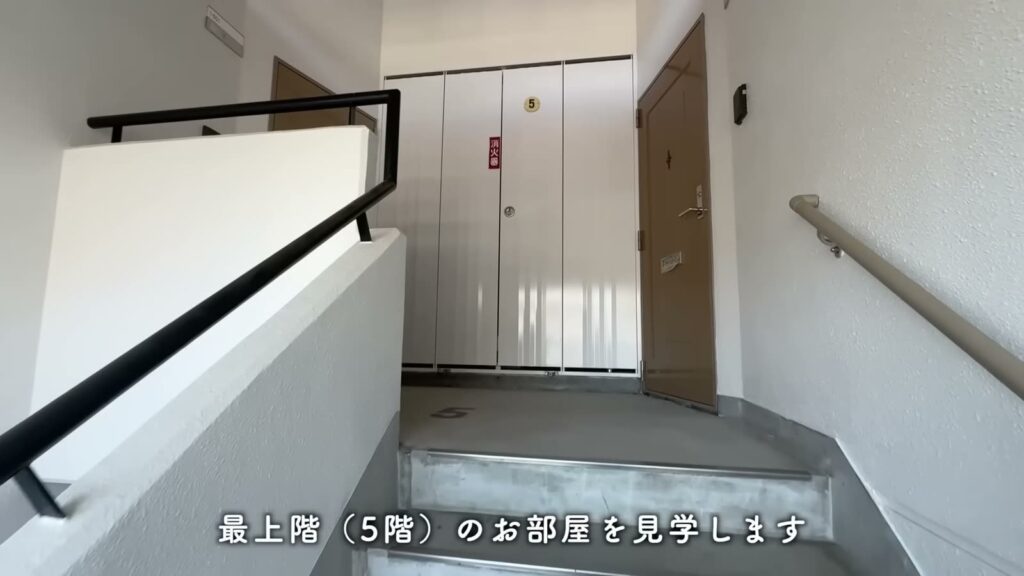 鈴が峰第六 3LDKの最上階の玄関前