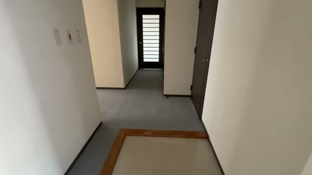 鈴が峰第六 3LDKの玄関の床