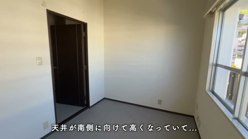 鈴が峰第六 3LDKの勾配天井の洋室