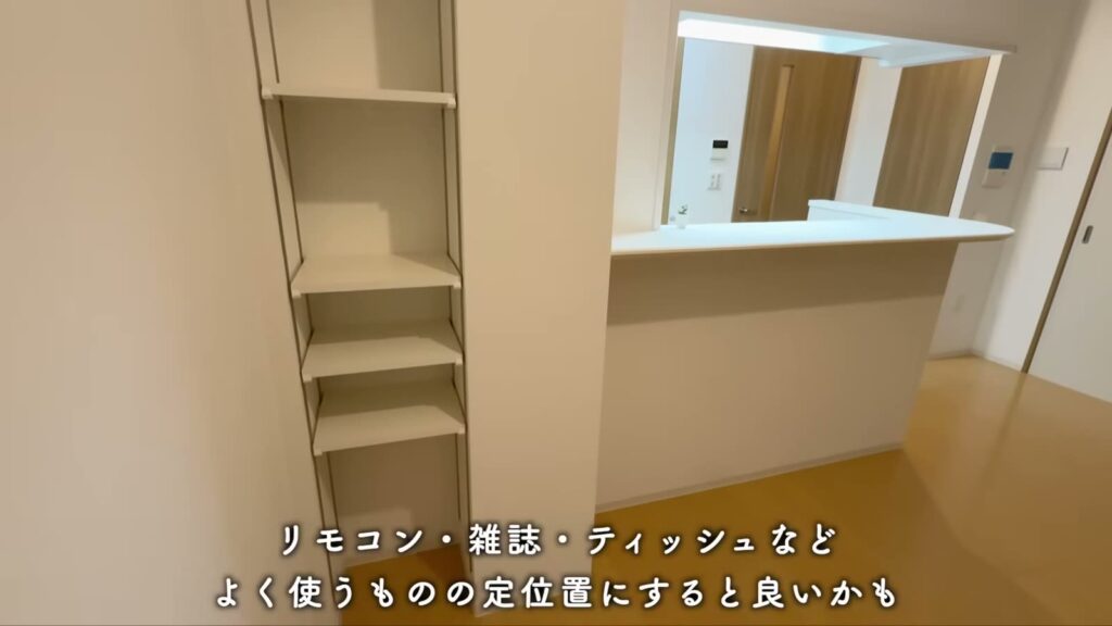 コンフォール松原 3LDKの収納棚とカウンター